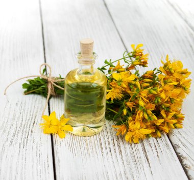 St. John özütüyle dolu bir şişe.