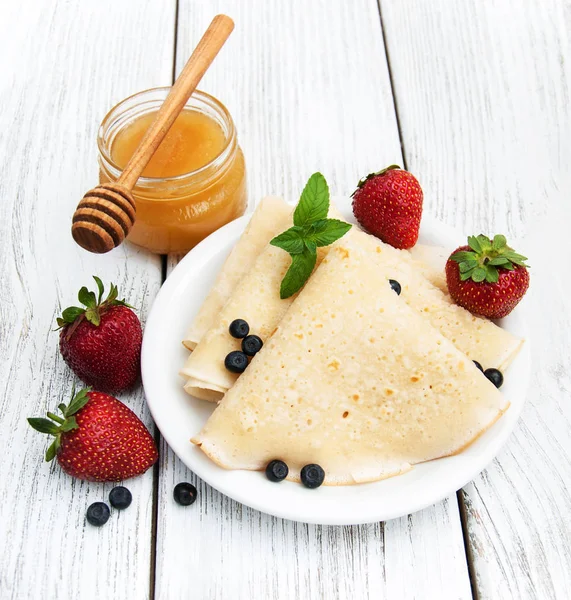 Crêpes mit Erdbeeren und Blaubeeren — Stockfoto