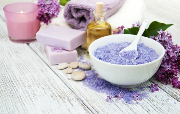 Cadre spa avec fleurs lilas — Photo