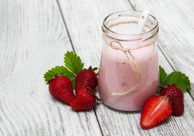 Yoğurtlu taze çilek