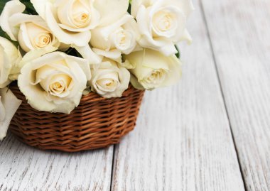 Sepet içinde beyaz gül