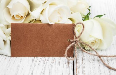 Etiketi ile beyaz güller