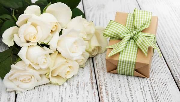 Rosas blancas y caja de regalo — Foto de Stock