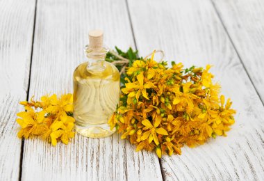 St. John özütüyle dolu bir şişe.