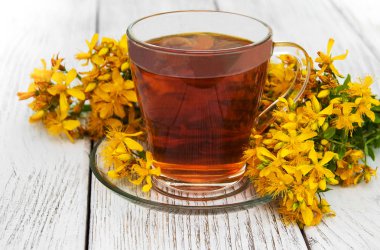 bir cam bardak bitkisel çay