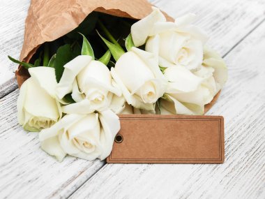 Etiketi ile beyaz güller