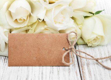 Etiketi ile beyaz güller