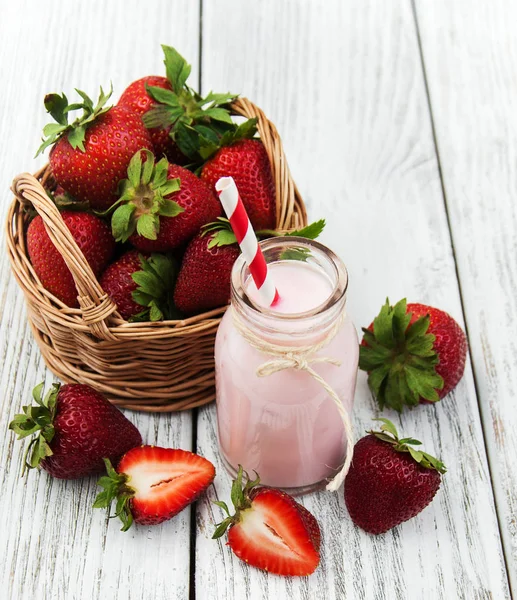 Yogurt with fresh strawberries — Stock Photo, Image