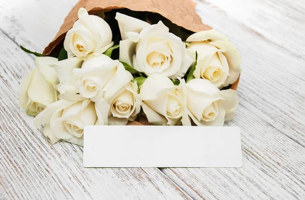 Rose bianche con etichetta — Foto Stock