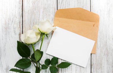 Beyaz güller ve zarf