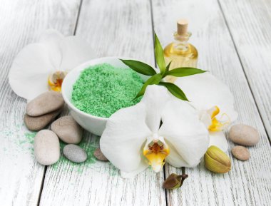 Spa Ürünleri ve beyaz orkide