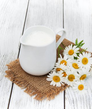 süt ve papatya çiçeği ile sürahi