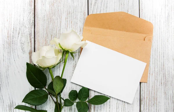 Bílé růže a obálky — Stock fotografie
