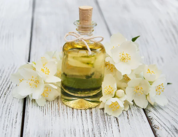 Massageolja med jasmin blommor — Stockfoto