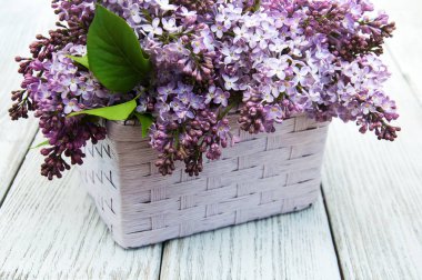 Eflatun çiçekli sepet