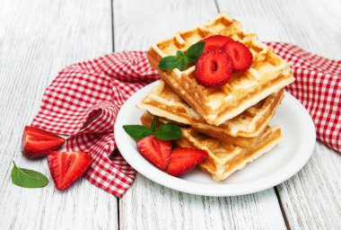 Çilekli ve naneli Belçika waffleları