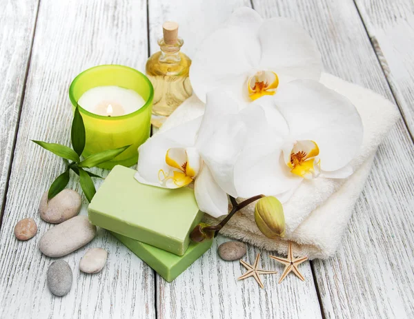 Productos de spa y orquídeas blancas —  Fotos de Stock