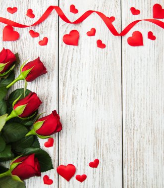 Gül ve kırmızı kurdele