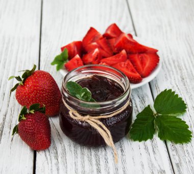 Çilek reçeli ve taze çilek.