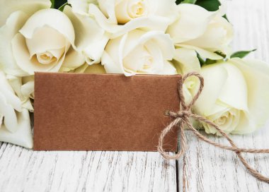 Etiketi ile beyaz güller