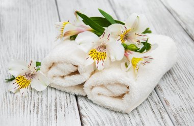 Spa havlu ve alstroemeria çiçekler