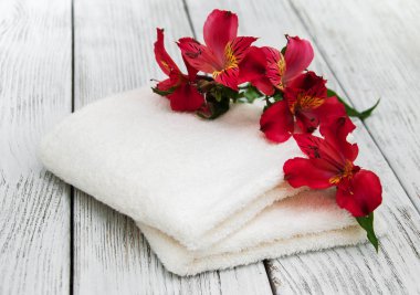 Spa havlu ve alstroemeria çiçekler