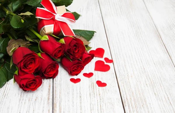 Rose rosse e confezione regalo — Foto Stock