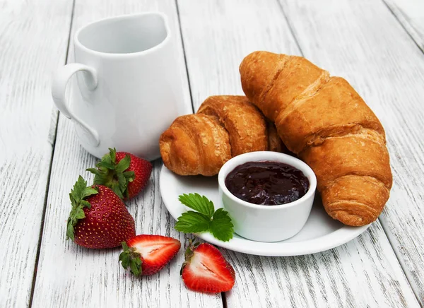 Frukost med croissanter — Stockfoto