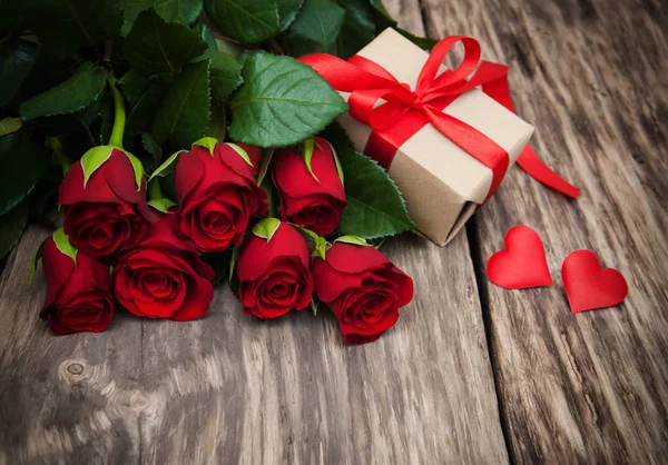 赤いバラとギフト ボックス — ストック写真