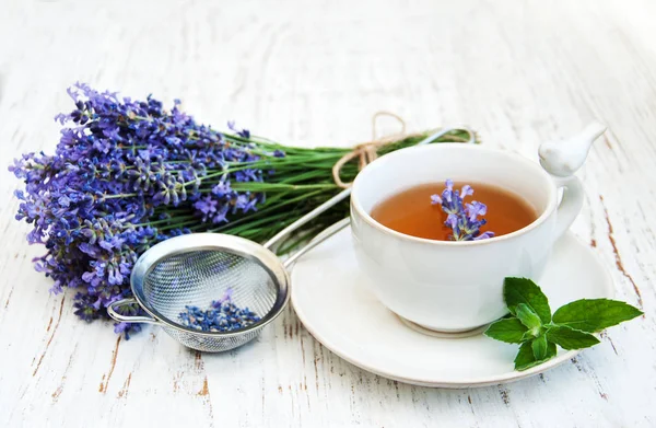 Fincan çay ve lavanta çiçekleri — Stok fotoğraf