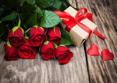 Kırmızı güller ve hediye kutusu