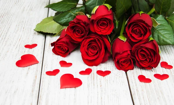Röda rosor med siden hjärtan — Stockfoto