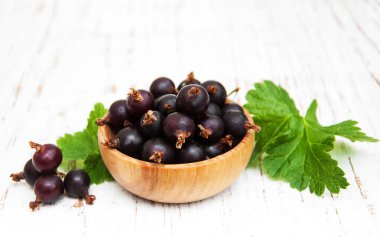 Siyah frenk üzümü ile kase