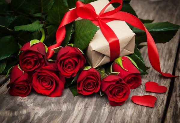 Vörös rózsa és ajándék doboz — Stock Fotó