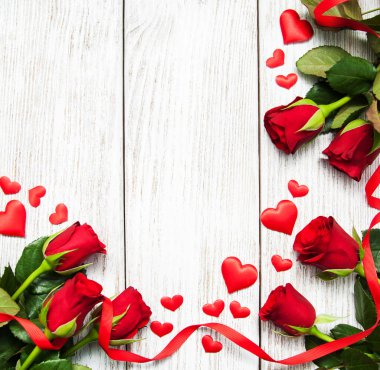 Gül ve kırmızı kurdele