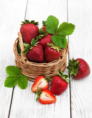 ahşap masa üzerinde olgun çilek