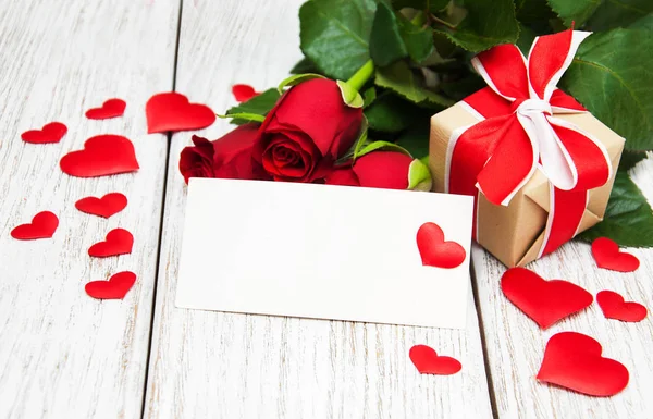 Rosas rojas y tarjeta de felicitación — Foto de Stock