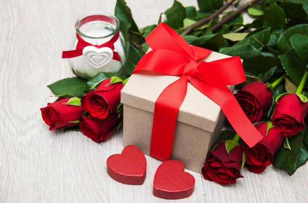 Rosas rojas y caja de regalo — Foto de Stock