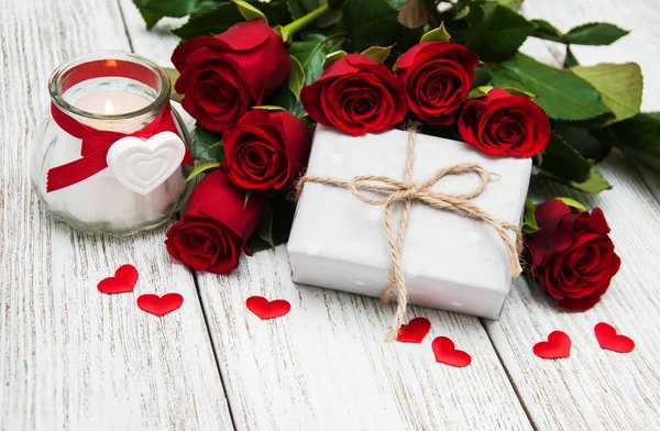 Rose rosse e confezione regalo — Foto Stock