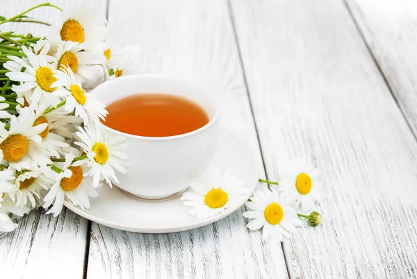 Kopje kruidenthee met kamillebloemen — Stockfoto