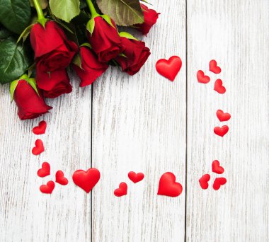 Kırmızı gül ve tebrik kartı