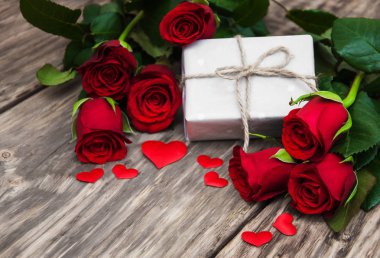 Kırmızı güller ve hediye kutusu