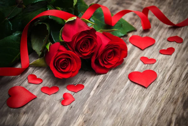 Rosas vermelhas e corações — Fotografia de Stock