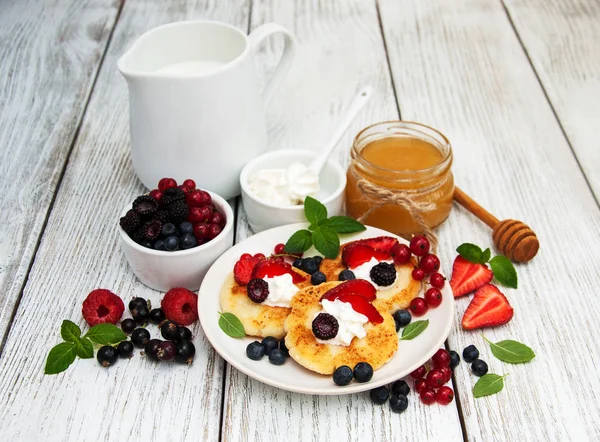 Cottage cheese pancake with berries — Stock Photo, Image
