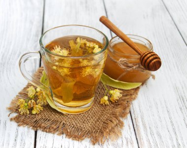 Bir fincan ıhlamur çiçekli bitki çayı.