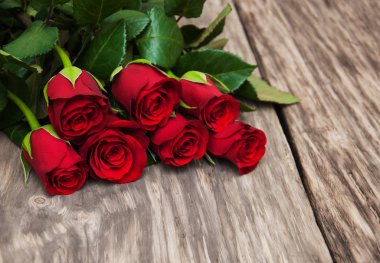 Bir masada kırmızı gül