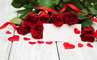 Kırmızı gül ve tebrik kartı