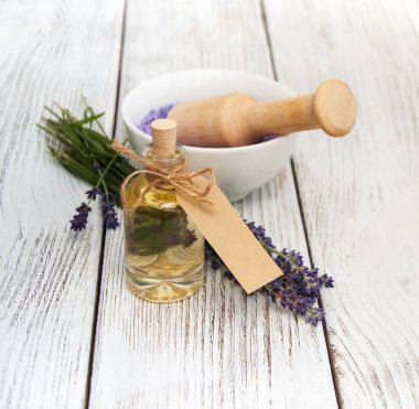 lavanta yağı ile banyo tuz ve taze lavanta