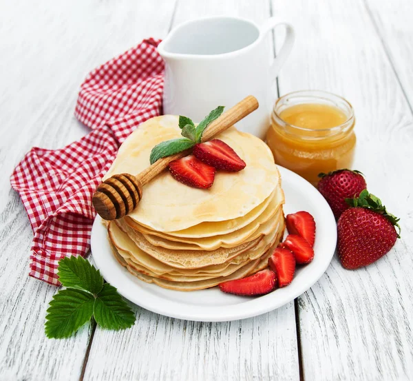 Pfannkuchen mit Erdbeeren — Stockfoto