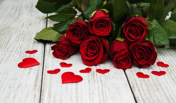 Röda rosor med siden hjärtan — Stockfoto